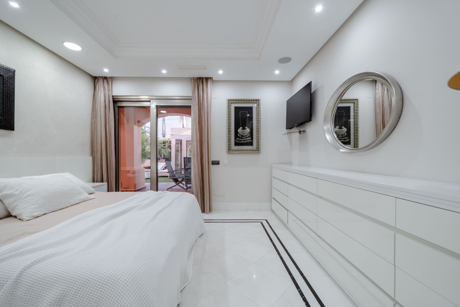 2 bedroom Apartment for sale in Marbella - € 2,950,000 (Ref: 9278717)