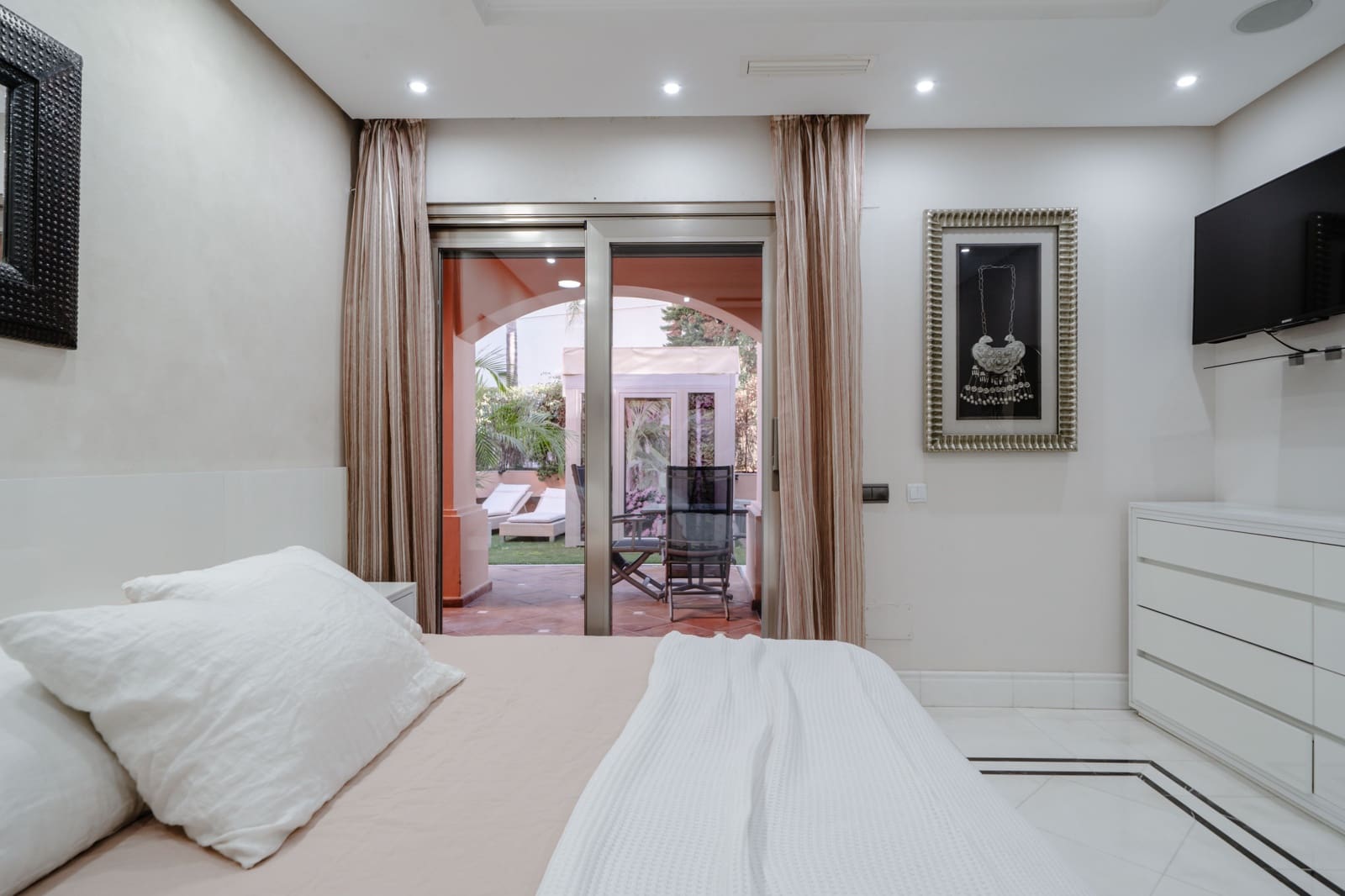 2 bedroom Apartment for sale in Marbella - € 2,950,000 (Ref: 9278717)