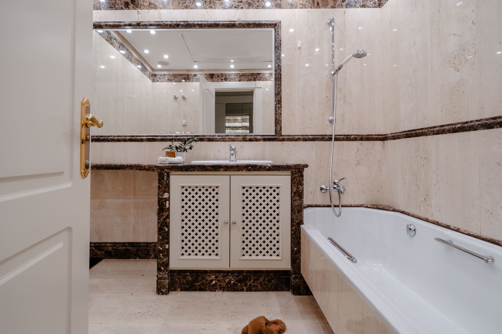 2 bedroom Apartment for sale in Marbella - € 2,950,000 (Ref: 9278717)