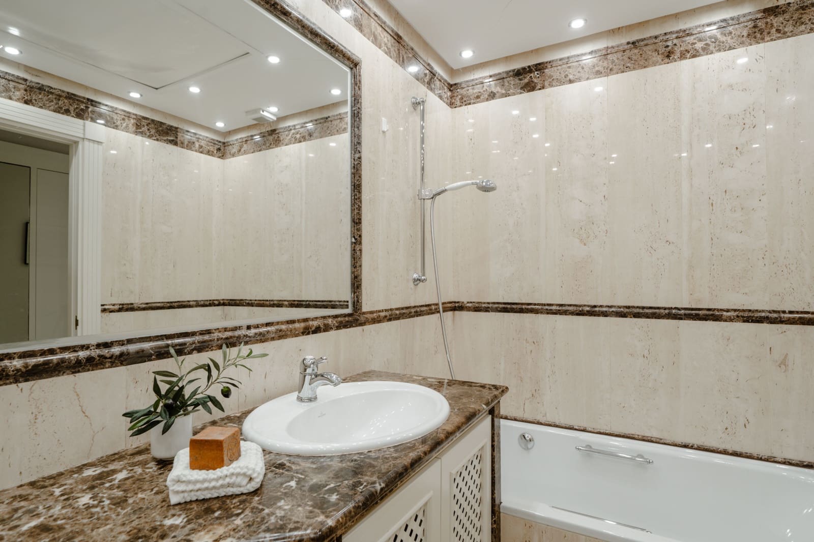 2 bedroom Apartment for sale in Marbella - € 2,950,000 (Ref: 9278717)