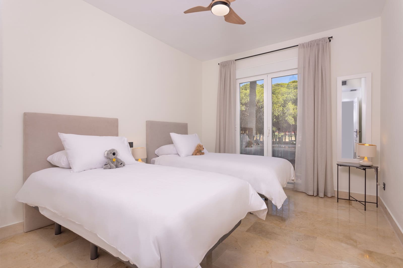 2 soverom Leilighet til leie i Estepona med svømmebasseng - € 3 000 (Ref: 9278718)