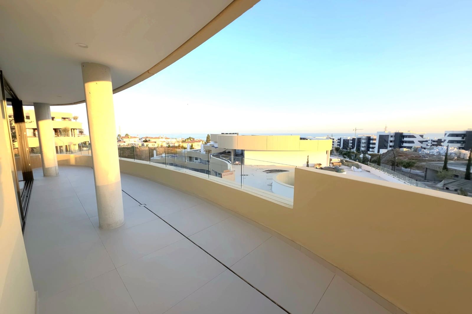 Apartamento de 3 habitaciones en Fuengirola en venta con piscina - 949.000 € (Ref: 9379936)