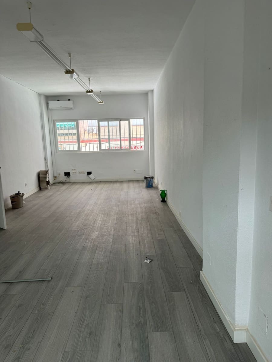 2 bedroom Commercial for sale in Fuengirola - € 220,000 (Ref: 9388710)