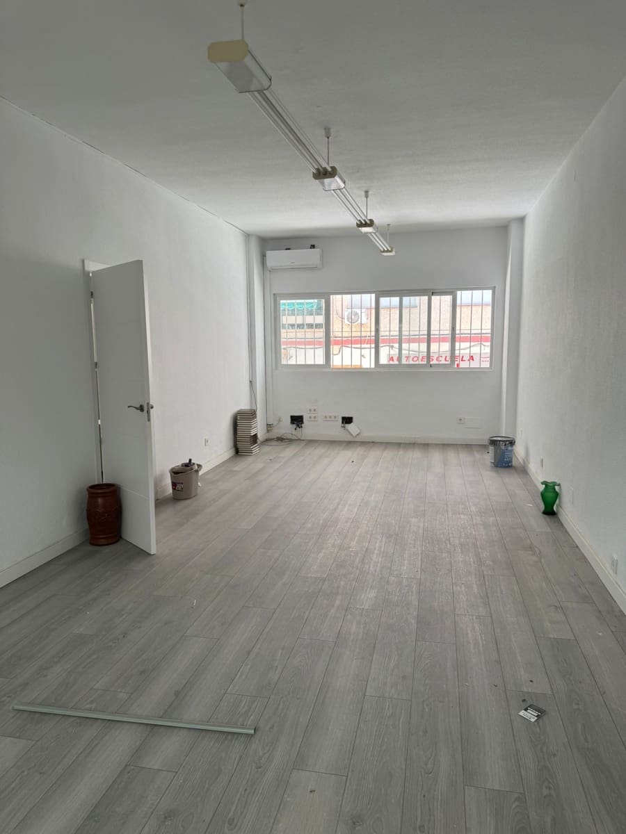 2 bedroom Commercial for sale in Fuengirola - € 220,000 (Ref: 9388710)