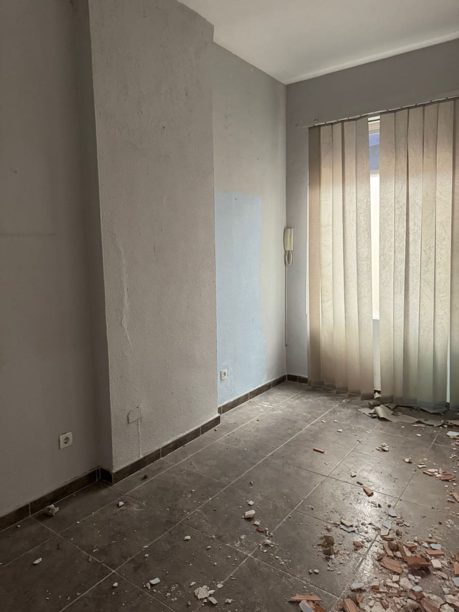 2 bedroom Commercial for sale in Fuengirola - € 220,000 (Ref: 9388710)