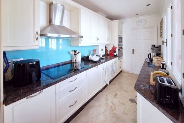 1 soverom Penthouse til salgs i Los Naranjos, Marbella med svømmebasseng - € 379 000 (Ref: 9396713)