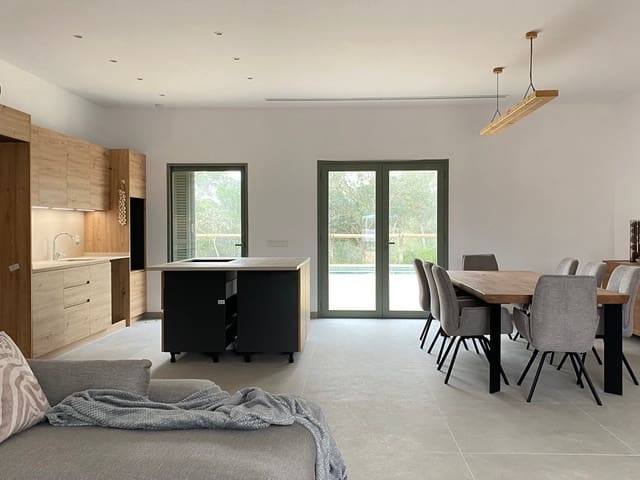 4 bedroom Townhouse for rent in Sencelles with pool - € 3,800 (Ref: 9396887)