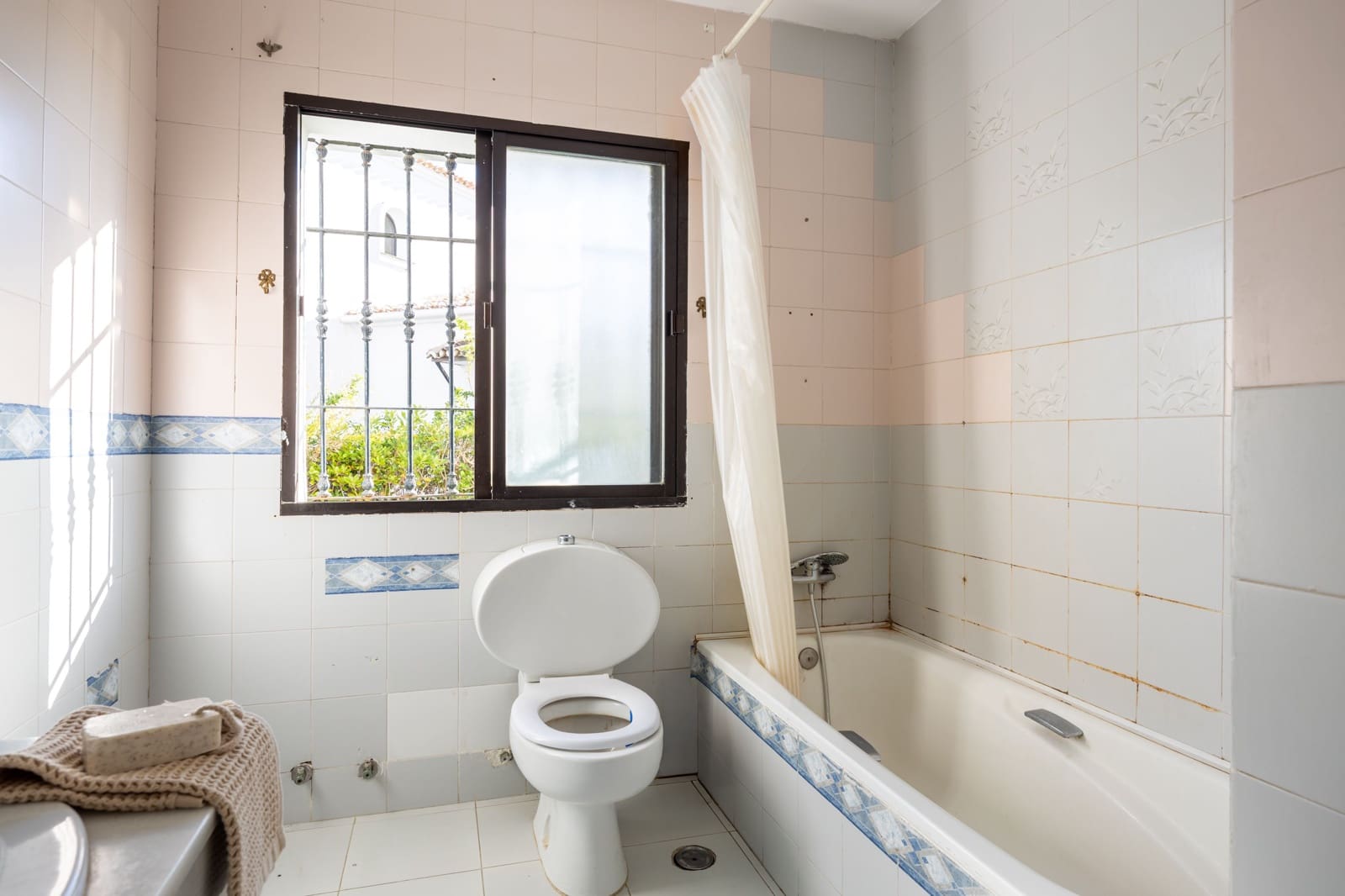 4 makuuhuone Omakotitalo myytävänä paikassa Mijas Costa mukana uima-altaan - 450 000 € (Ref: 9400907)