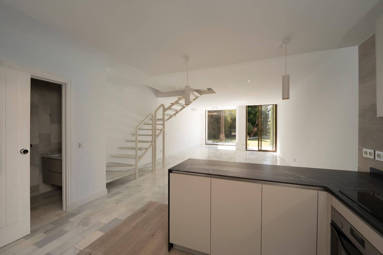 3 slaapkamer Appartement te huur in Marbella met zwembad - € 2.300 (Ref: 9401021)