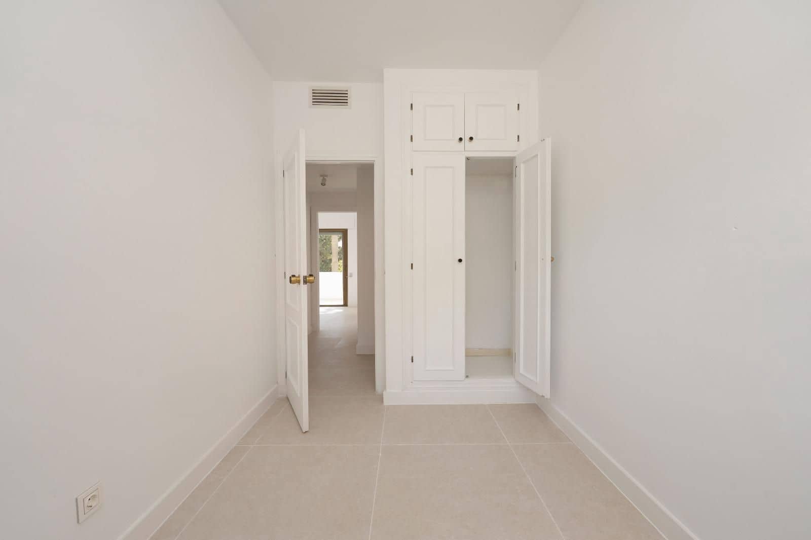 3 slaapkamer Appartement te huur in Marbella met zwembad - € 2.300 (Ref: 9401021)