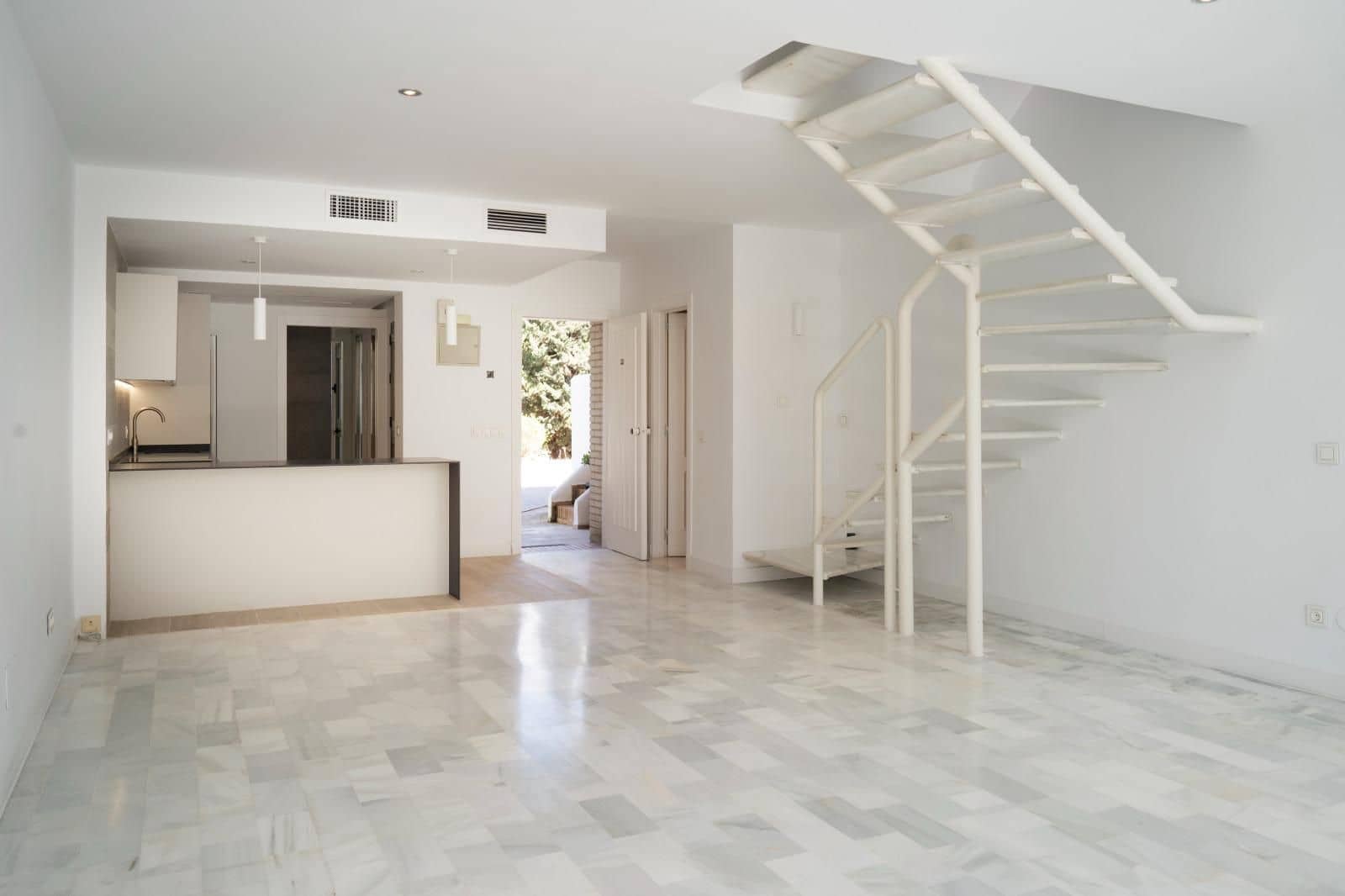 3 slaapkamer Appartement te huur in Marbella met zwembad - € 2.300 (Ref: 9401021)