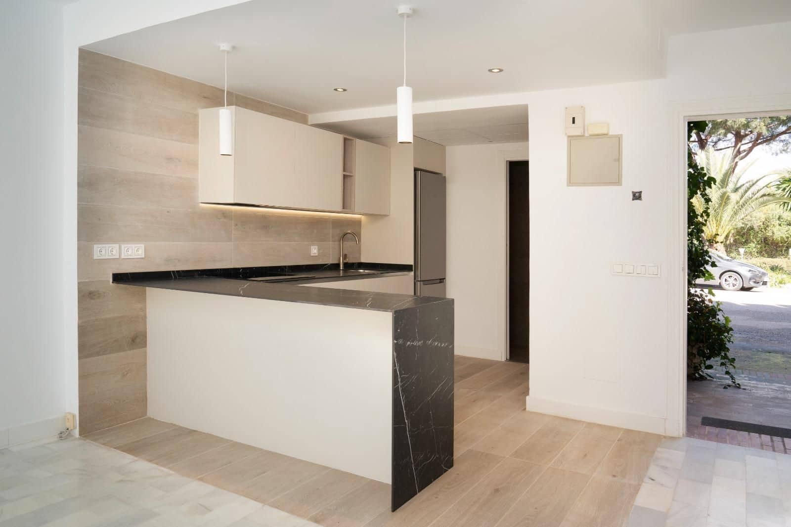 3 slaapkamer Appartement te huur in Marbella met zwembad - € 2.300 (Ref: 9401021)