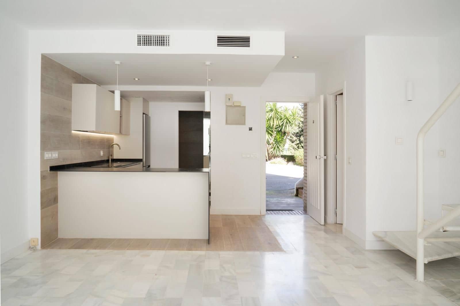 3 slaapkamer Appartement te huur in Marbella met zwembad - € 2.300 (Ref: 9401021)