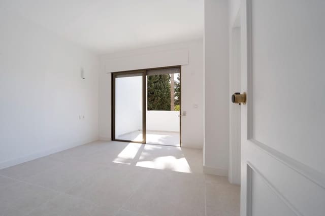 3 bedroom Apartment for rent in Las Brisas, Marbella with pool - € 2,300 (Ref: 9401021)