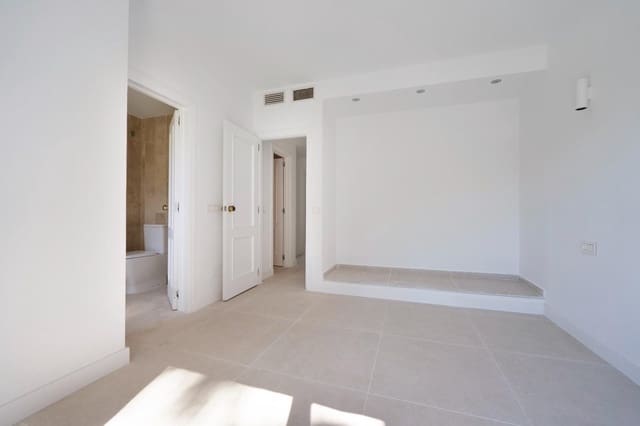 3 bedroom Apartment for rent in Las Brisas, Marbella with pool - € 2,300 (Ref: 9401021)