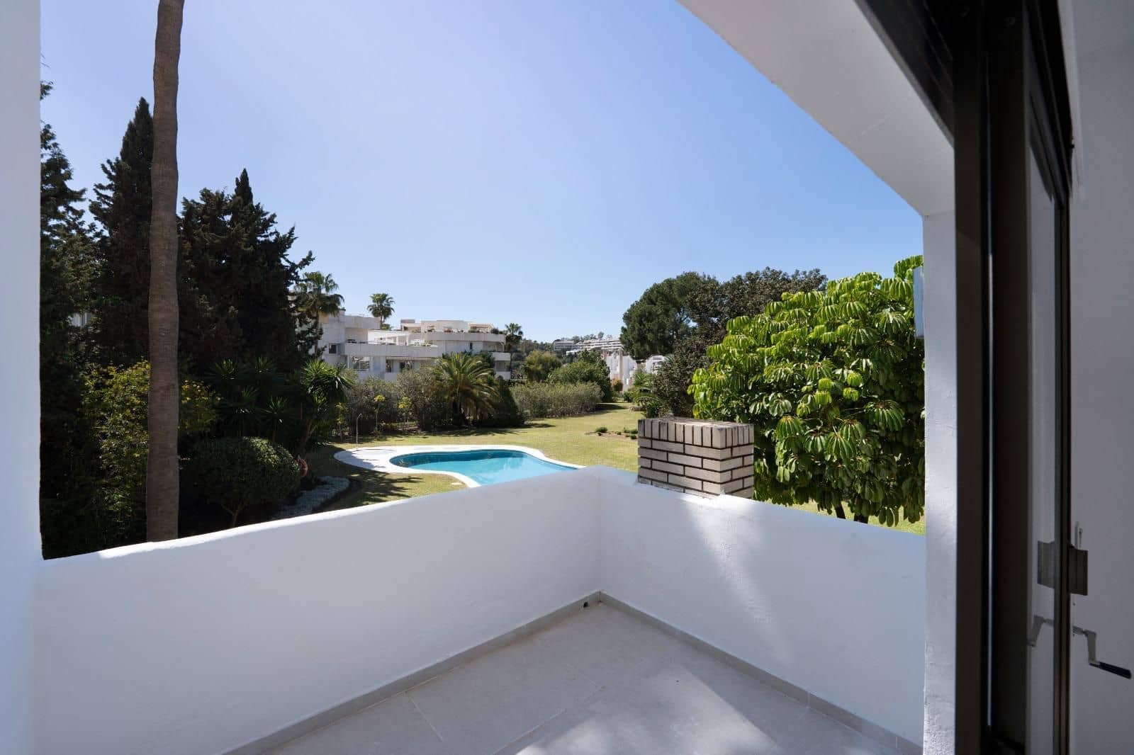 3 slaapkamer Appartement te huur in Marbella met zwembad - € 2.300 (Ref: 9401021)