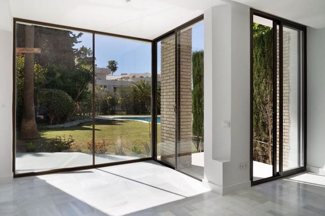 3 bedroom Apartment for rent in Las Brisas, Marbella with pool - € 2,300 (Ref: 9401021)