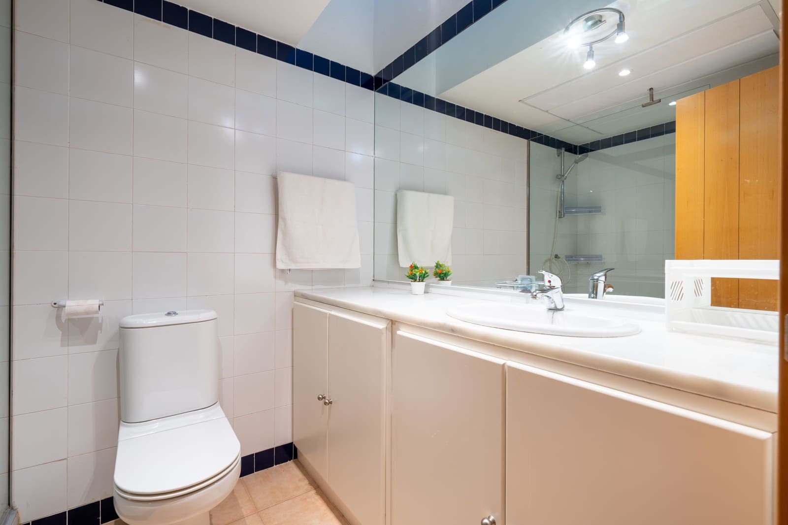 2 bedroom Apartment for sale in Almeria city with pool - € 175,000 (Ref: 9409385)