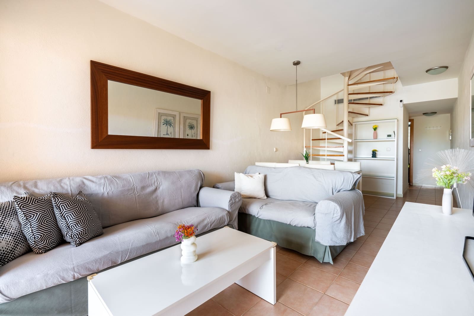 2 bedroom Apartment for sale in Almeria city with pool - € 175,000 (Ref: 9409385)