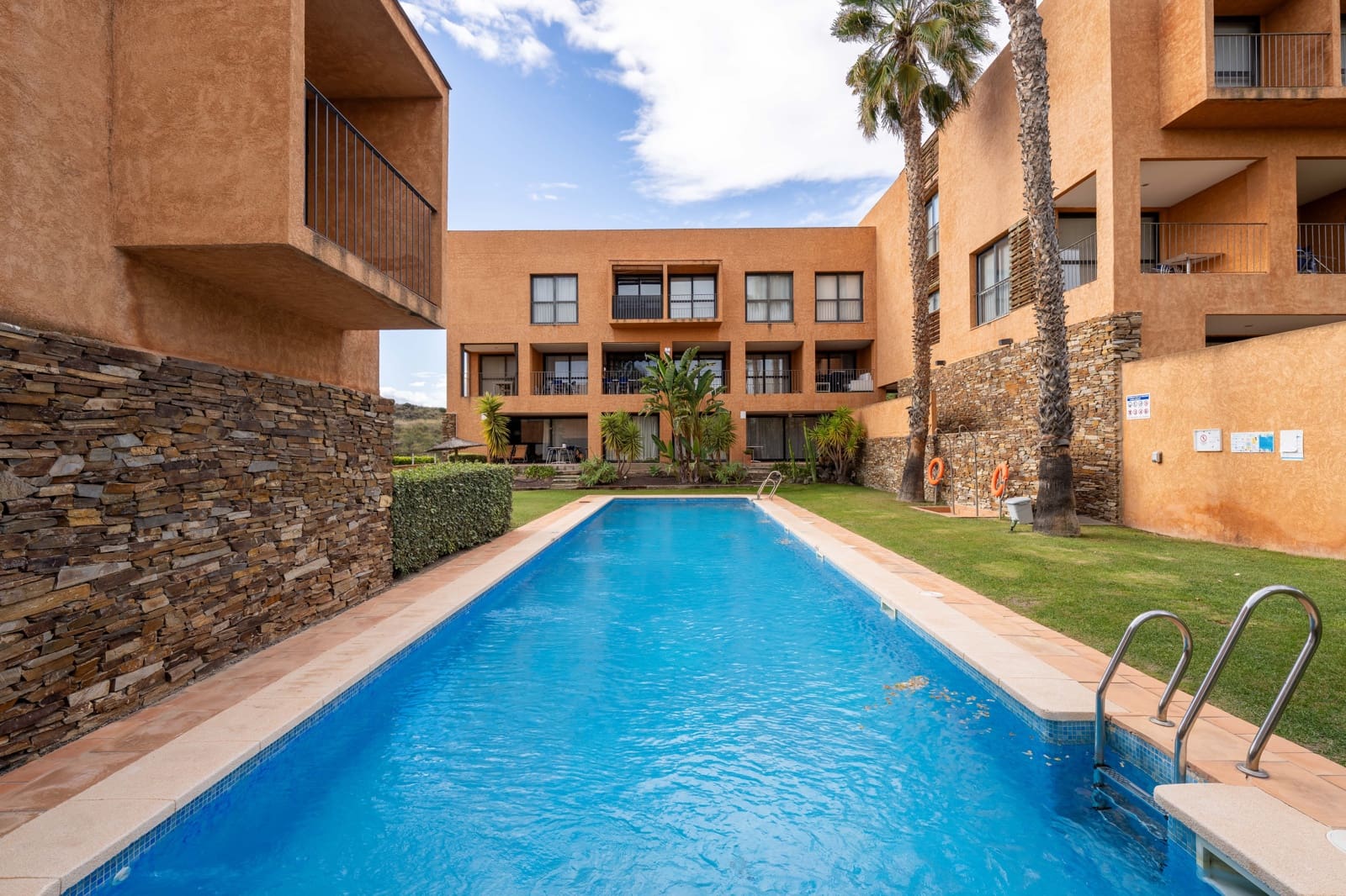 2 bedroom Apartment for sale in Almeria city with pool - € 175,000 (Ref: 9409385)