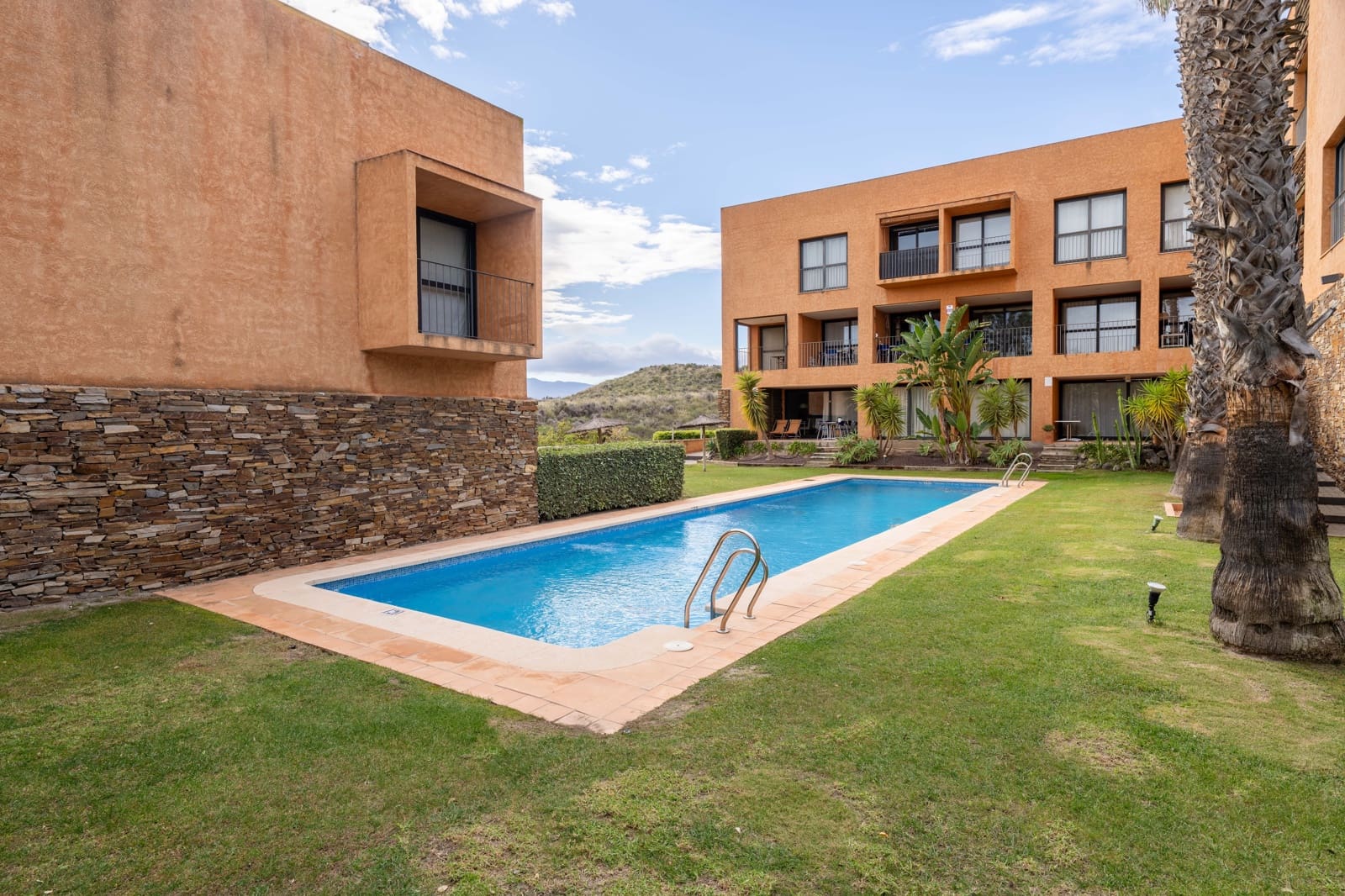 2 bedroom Apartment for sale in Almeria city with pool - € 175,000 (Ref: 9409385)