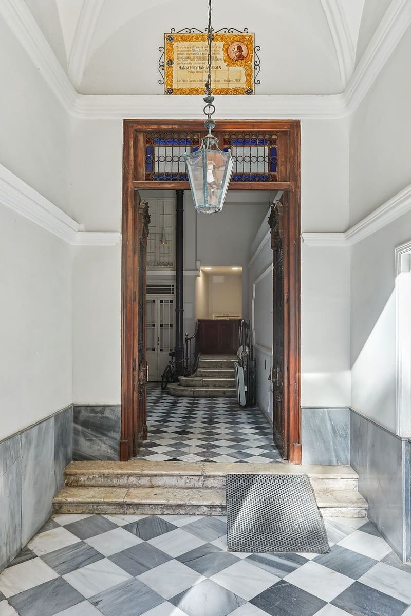 6 soveværelse Kontor til salg i Malaga by - € 1.600.000 (Ref: 9432718)