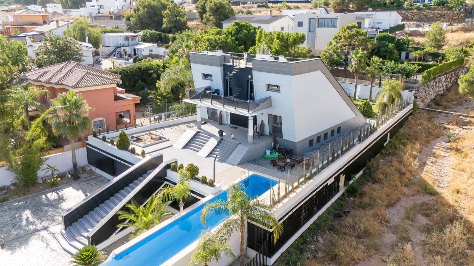 5 bedroom Villa for sale in Alhaurin de la Torre with pool - € 960,000 (Ref: 9447281)