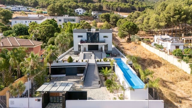 5 bedroom Villa for sale in Alhaurín de la Torre with pool - € 960,000 (Ref: 9447281)