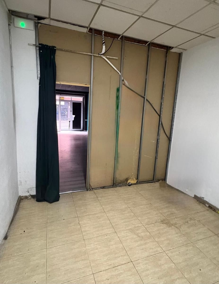 Commercial for rent in Fuengirola - € 950 (Ref: 9449937)