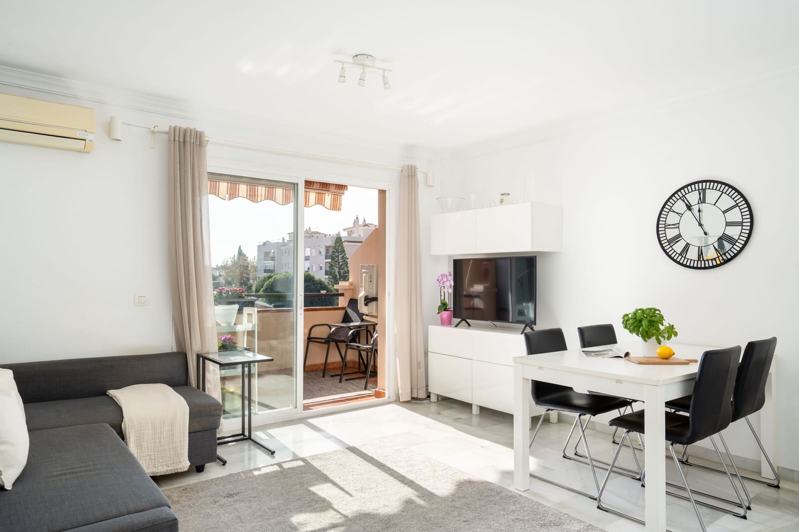 Huoneisto myytävänä paikassa Fuengirola mukana uima-altaan - 285 000 € (Ref: 9454736)