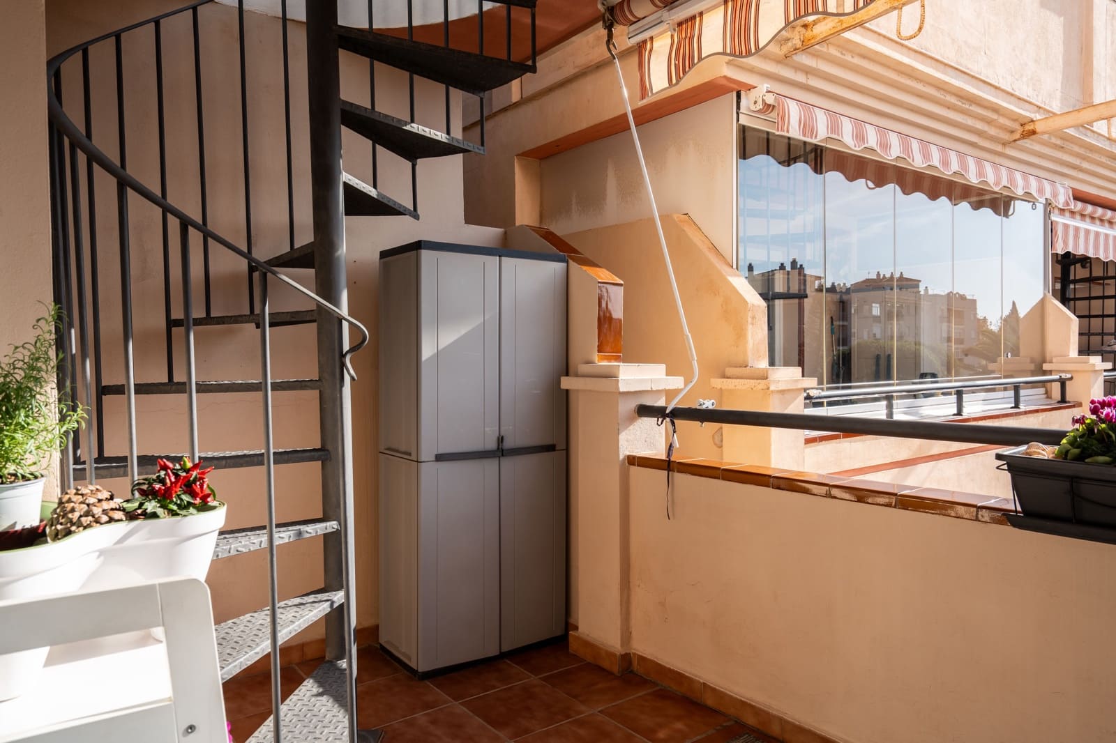 Huoneisto myytävänä paikassa Fuengirola mukana uima-altaan - 285 000 € (Ref: 9454736)