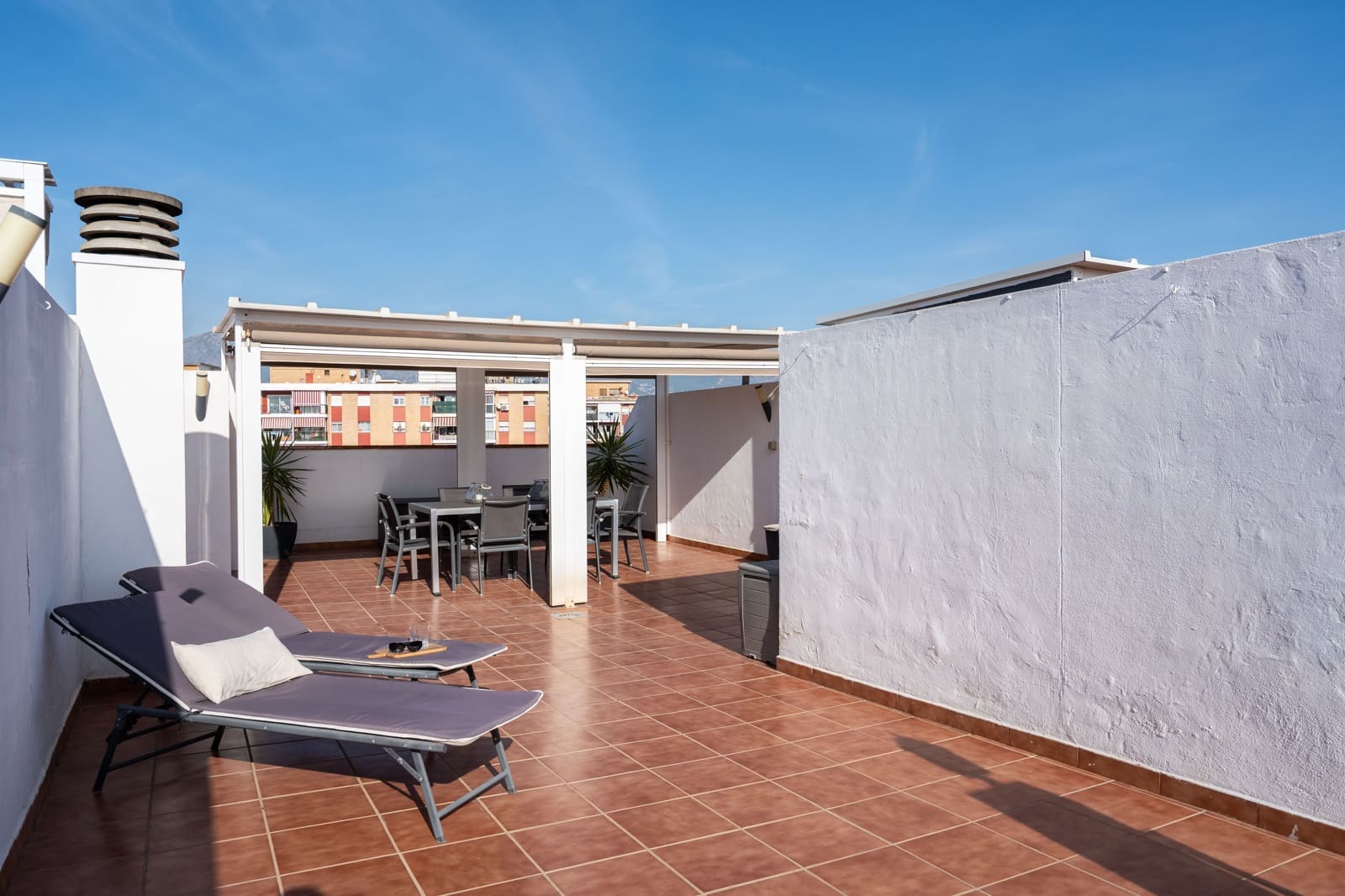 Huoneisto myytävänä paikassa Fuengirola mukana uima-altaan - 285 000 € (Ref: 9454736)