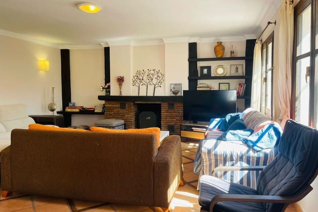 6 soveværelse Semi-Rækkehus til salg i Centro ciudad, Fuengirola med swimmingpool - € 850.000 (Ref: 9547247)