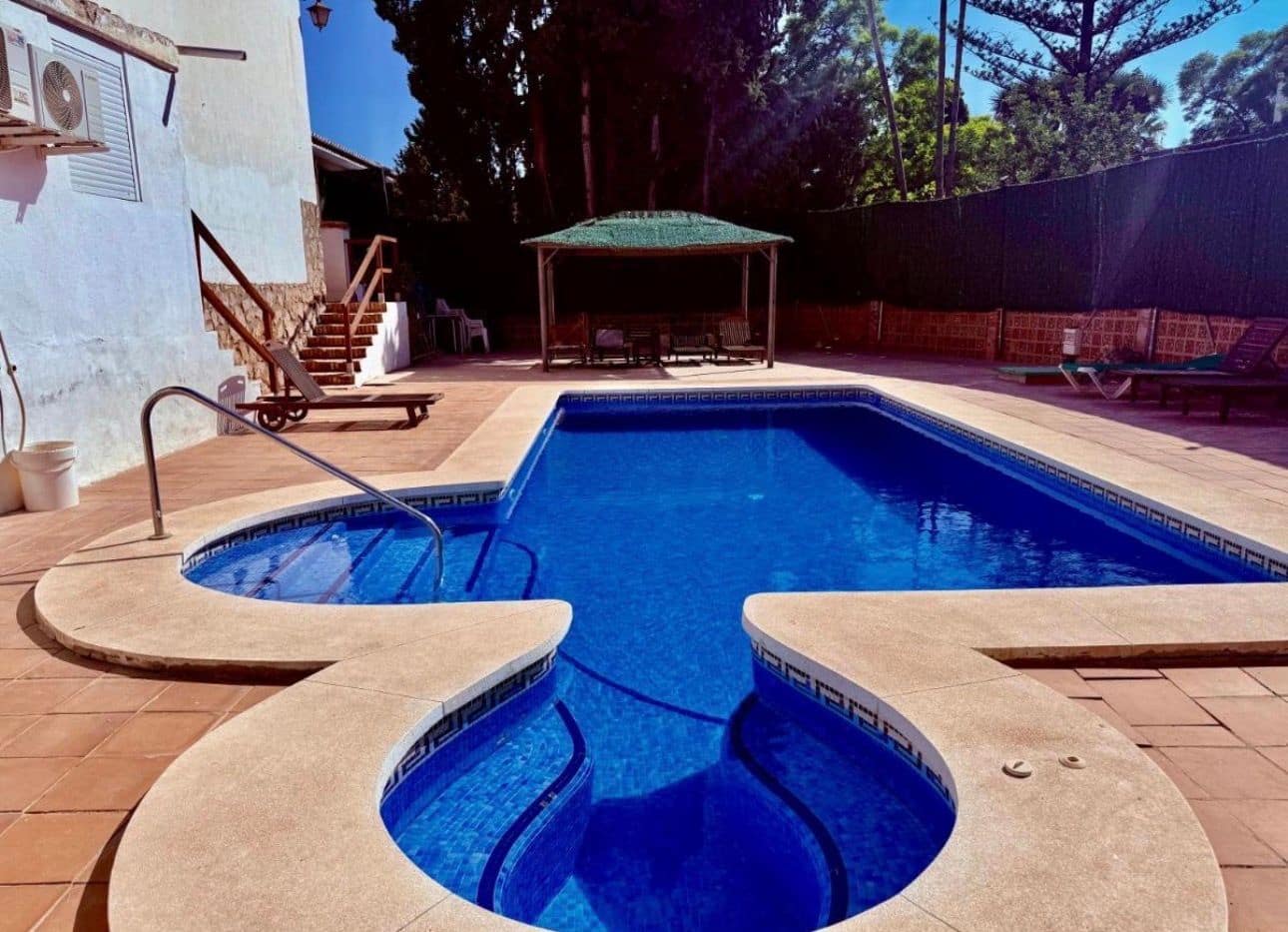 Hotel til leje i Malaga by med swimmingpool - € 10.000 (Ref: 9547578)