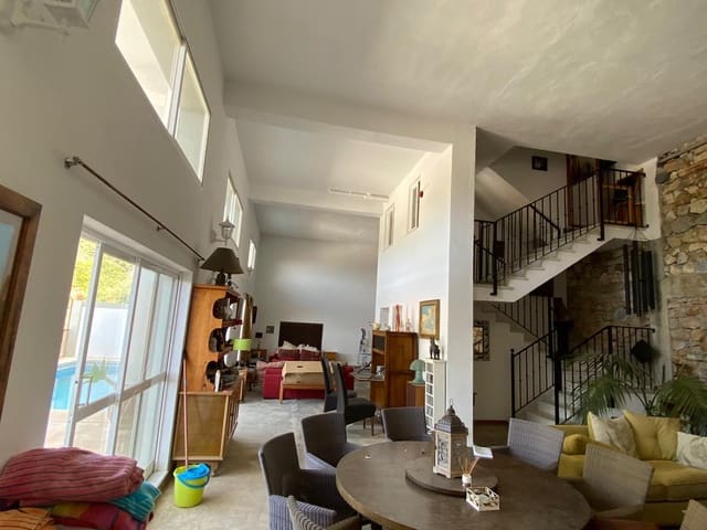 Casa de 5 habitaciones en Ojen en venta - 595.000 € (Ref: 9602375)