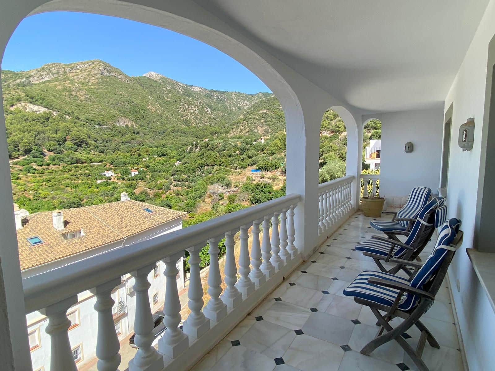 Casa de 5 habitaciones en Ojen en venta - 595.000 € (Ref: 9602375)