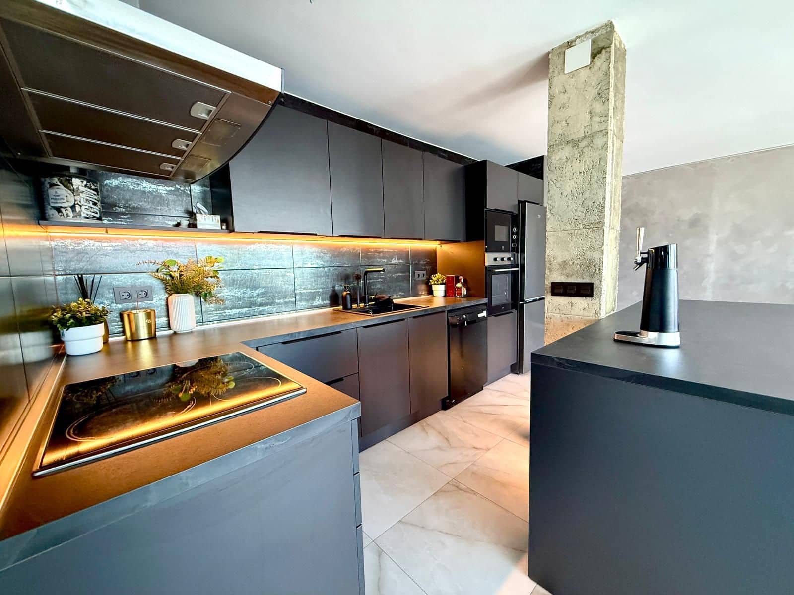 Flat te huur in Mijas Costa - € 2.000 (Ref: 9605405)