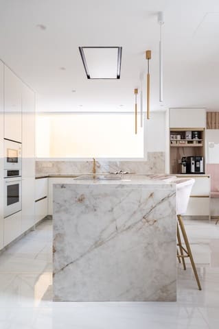 4 soveværelse Byhus til salg i Marbella med swimmingpool - € 850.000 (Ref: 9606607)