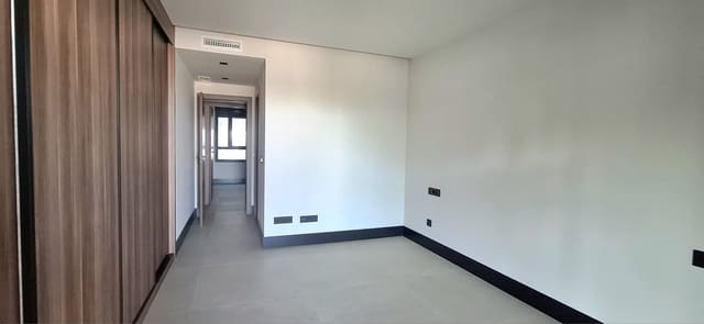 Apartamento de 2 habitaciones en Los Naranjos, Marbella en venta con piscina - 675.000 € (Ref: 9612001)