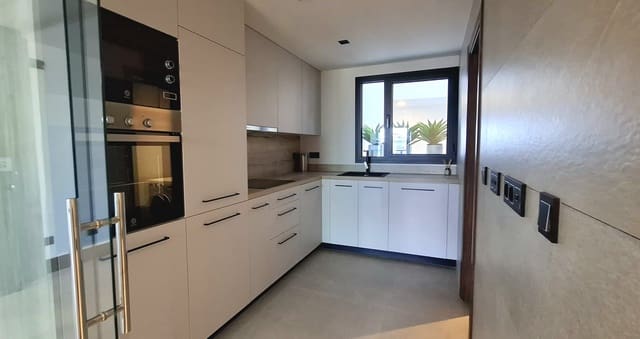 Apartamento de 2 habitaciones en Los Naranjos, Marbella en venta con piscina - 675.000 € (Ref: 9612001)