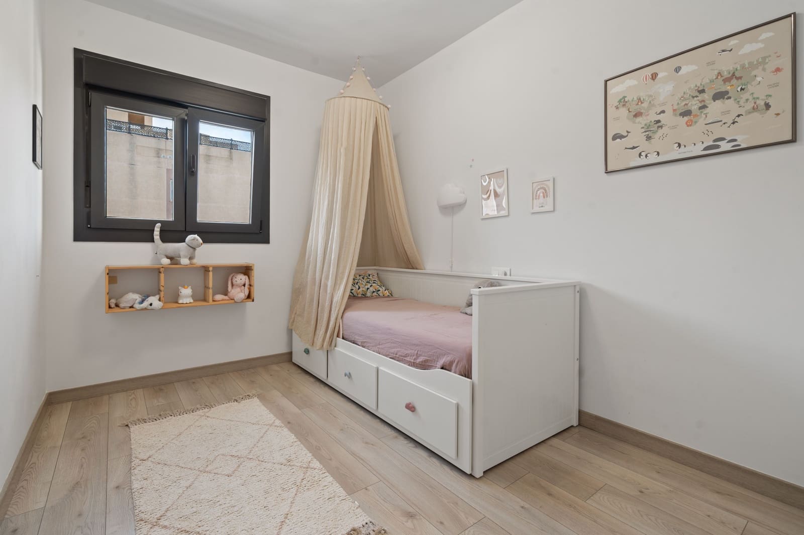 4 bedroom Apartment for sale in Estepona with pool - € 735,000 (Ref: 9614536)