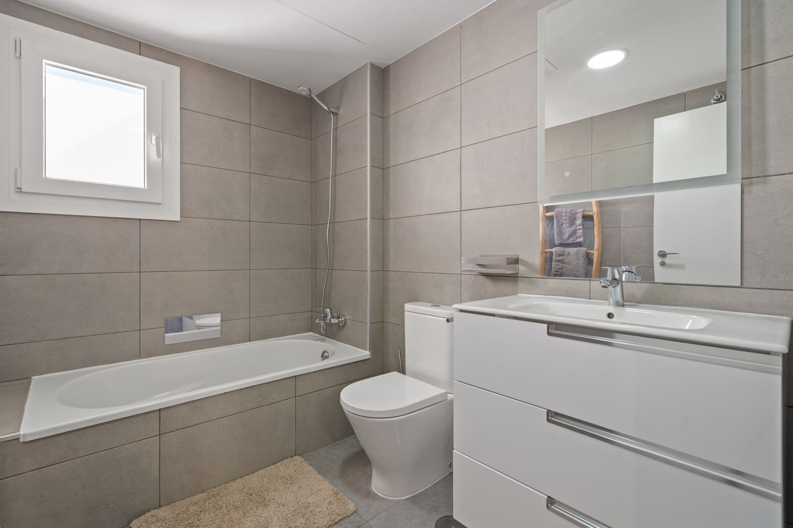 4 bedroom Apartment for sale in Estepona with pool - € 735,000 (Ref: 9614536)