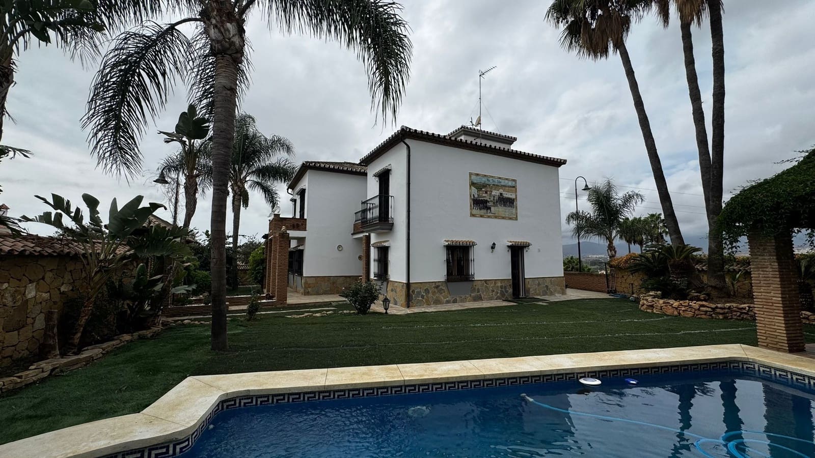 5 bedroom Villa for sale in Mijas Costa with pool - € 1,200,000 (Ref: 9624056)