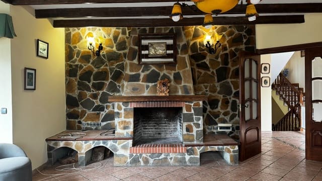 5 bedroom Villa for sale in Mijas Costa, Mijas with pool - € 1,200,000 (Ref: 9624056)