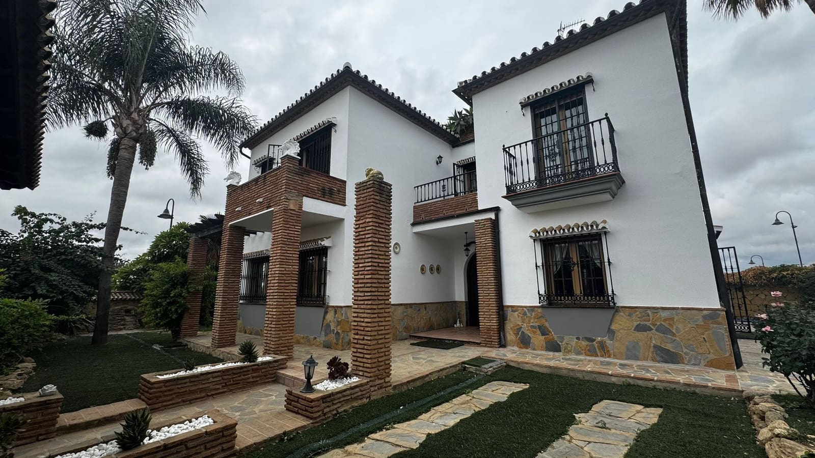 5 bedroom Villa for sale in Mijas Costa with pool - € 1,200,000 (Ref: 9624056)