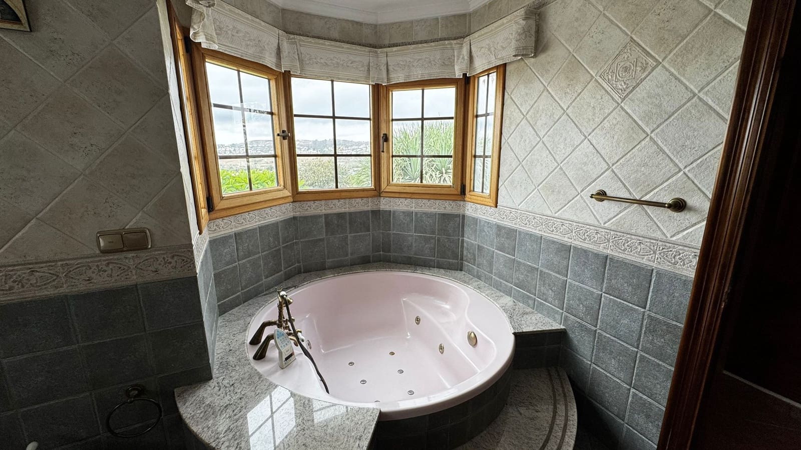 5 bedroom Villa for sale in Mijas Costa with pool - € 1,200,000 (Ref: 9624056)