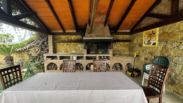 5 bedroom Villa for sale in Mijas Costa, Mijas with pool - € 1,200,000 (Ref: 9624056)