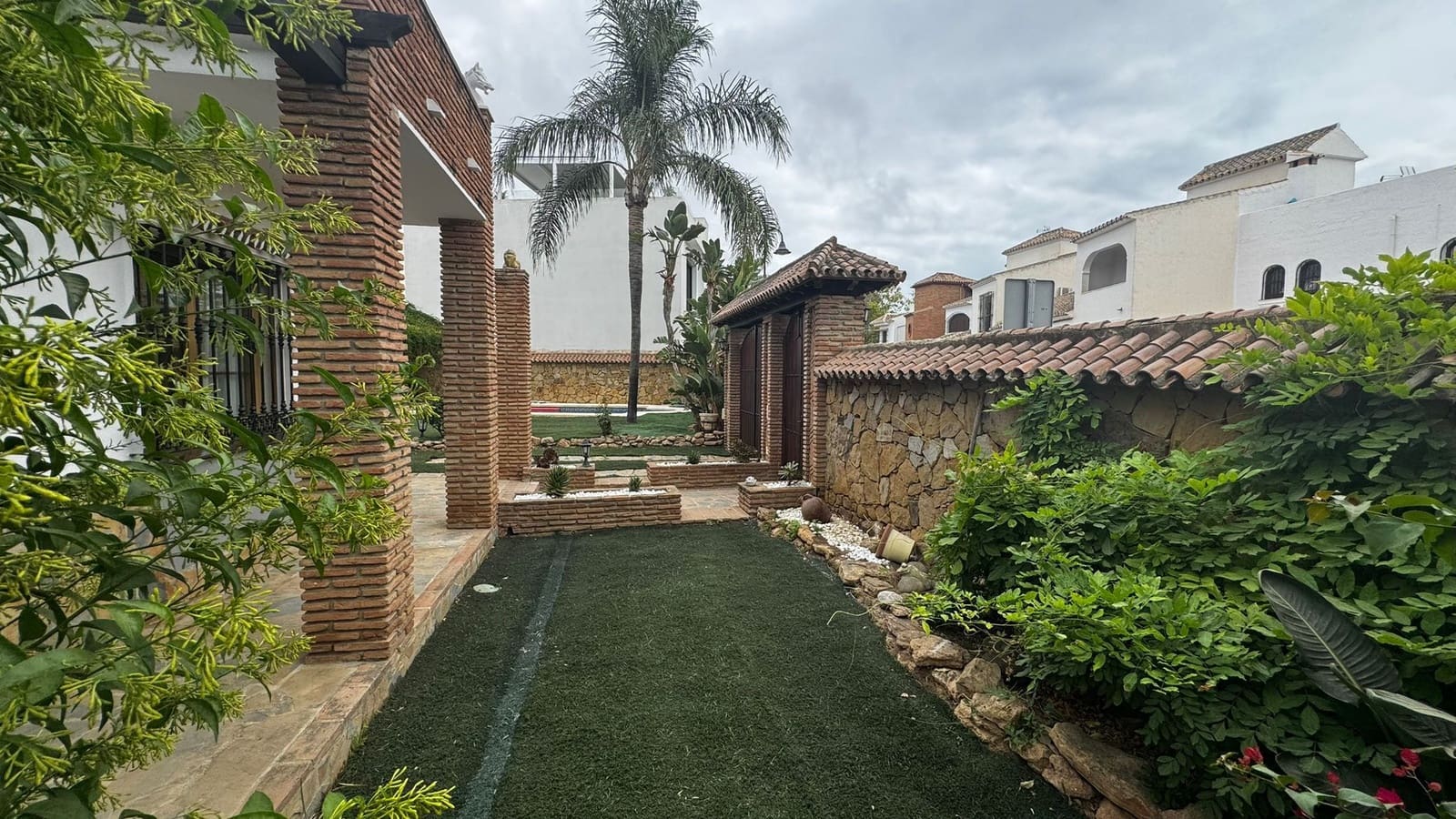 5 bedroom Villa for sale in Mijas Costa with pool - € 1,200,000 (Ref: 9624056)