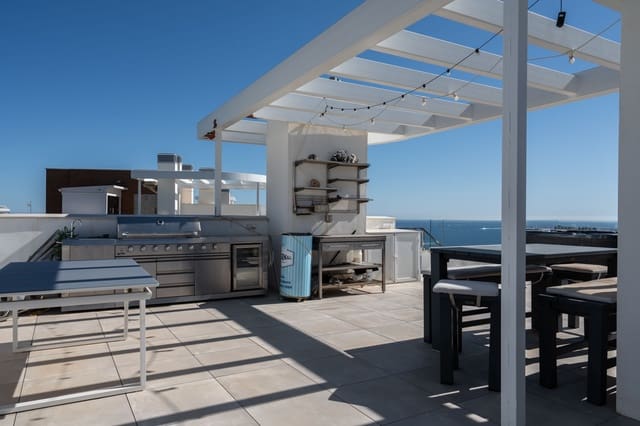 3 chambre Appartement à vendre à Las Gaviotas  - Carvajal, Fuengirola avec piscine - 945 000 € (Ref: 9631436)