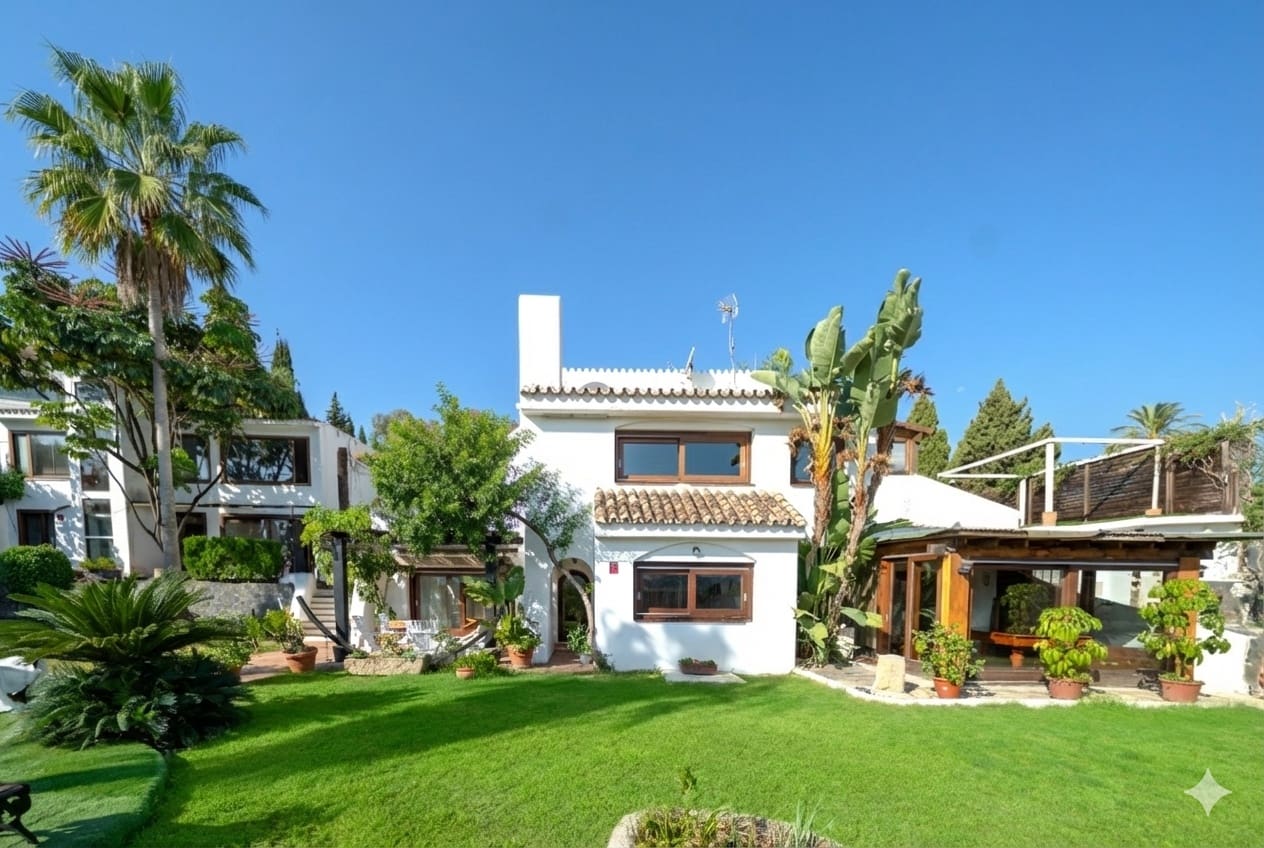 Chalet de 7 habitaciones en Marbella en venta con piscina - 2.650.000 € (Ref: 9636210)
